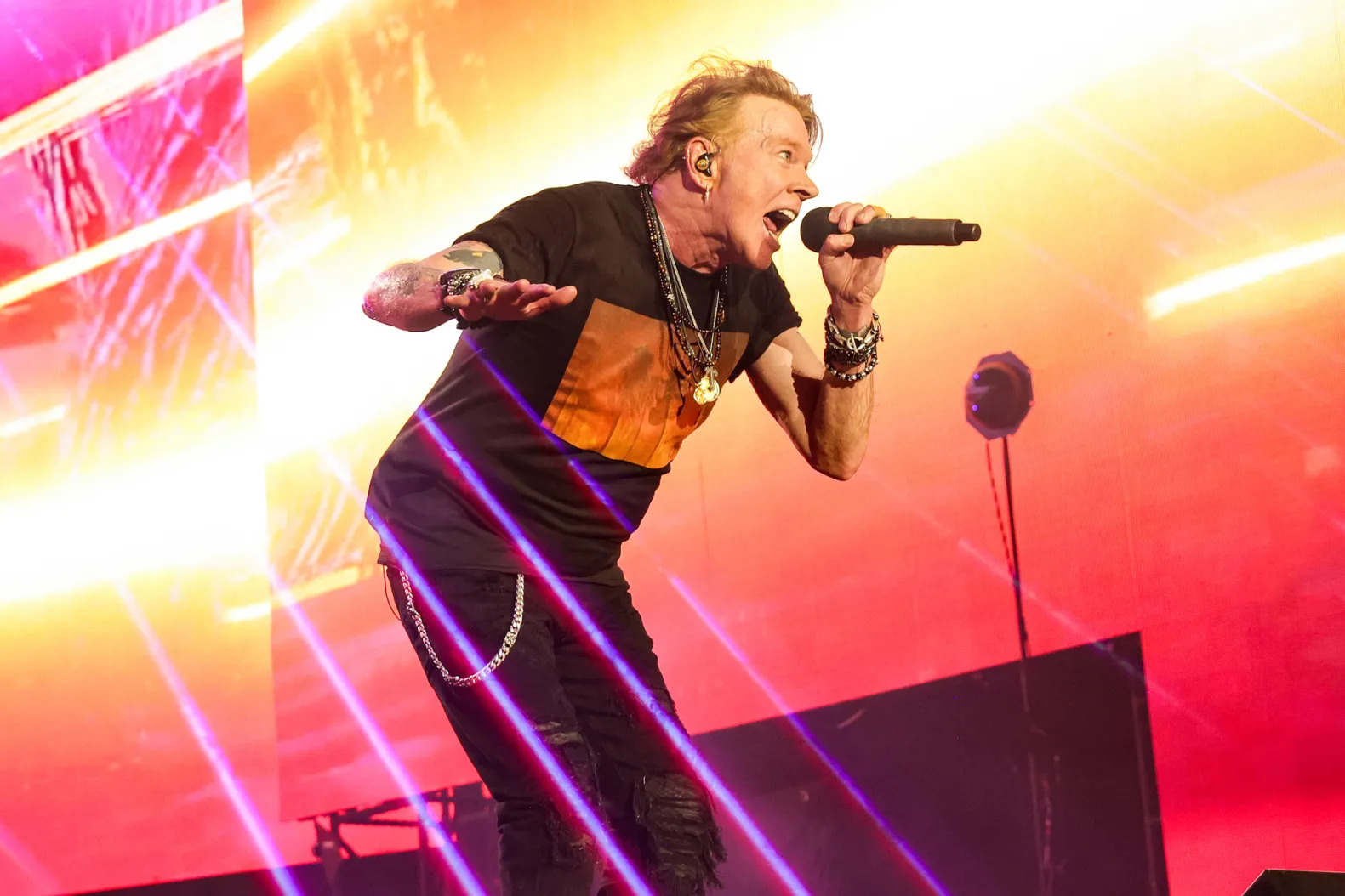 Axl-Rose-falling-stage.jpg